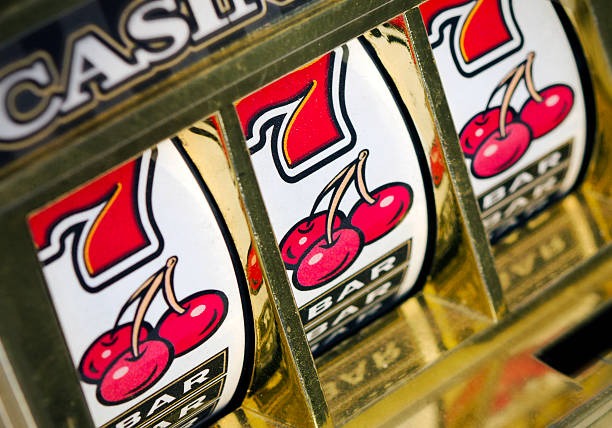dinasti923 mobile app interface showing slot games and tournament schedule