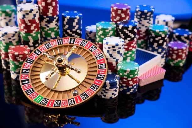 Live Sic Bo table at dinasti923 with dealer and three-dice cage visible from multiple camera angles